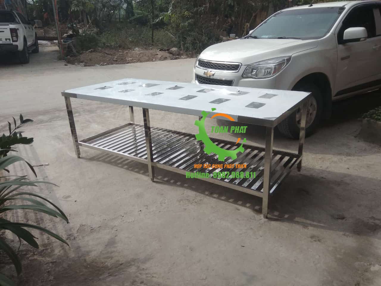 Bàn inox sơ chế thực phẩm 2,4m