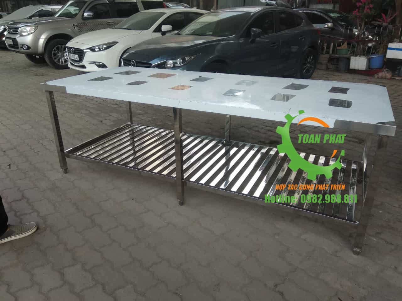 Bàn inox sơ chế thực phẩm 2,4m