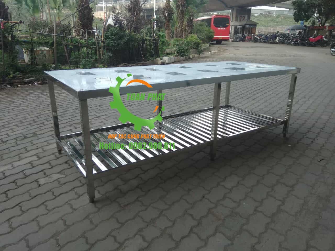 Bàn inox sơ chế thực phẩm 2,4m